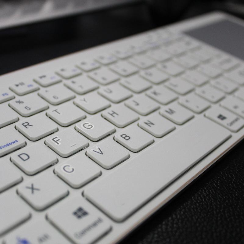 Bluetooth Keyboard Universal Ultra-slim Wireless Bluetooth 3.0 Keyboard with Touchpad for Windows 10 - ebowsos